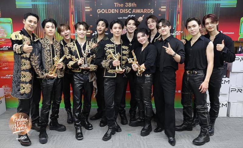 Potret grup K-pop SEVENTEEN saat menghadiri ajang Golden Disc Awards ke-38 yang diunggah akun Golden Disc.