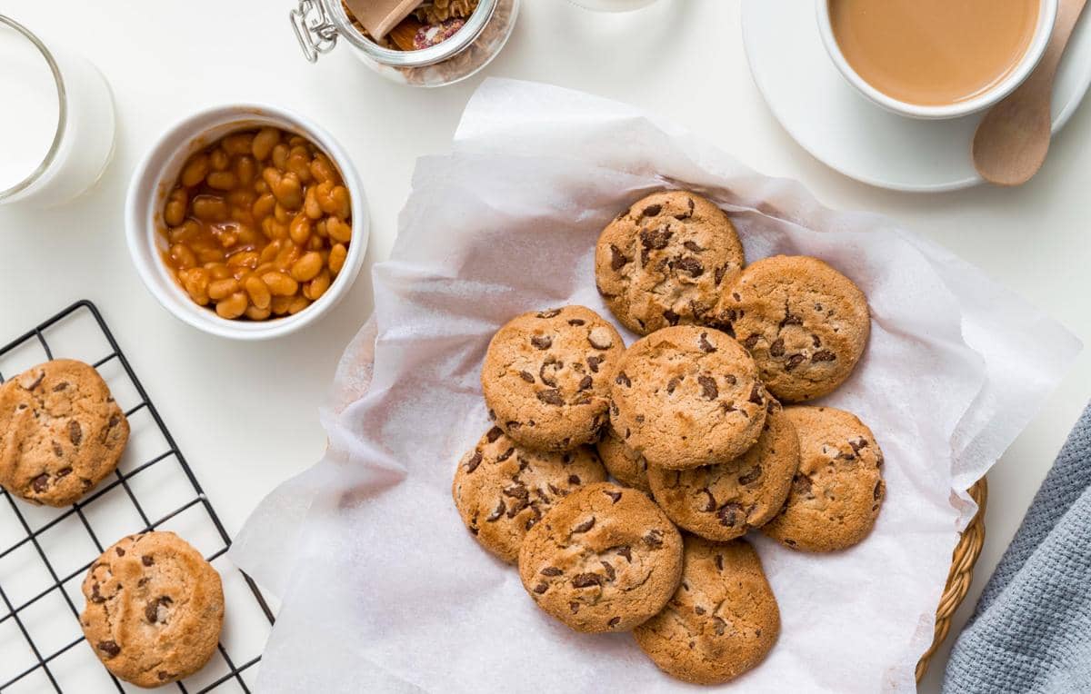 Ilustrasi hojicha soft cookies bertekstur lembut, tersaji rapi di atas piring dan siap dinikmati sebagai camilan.