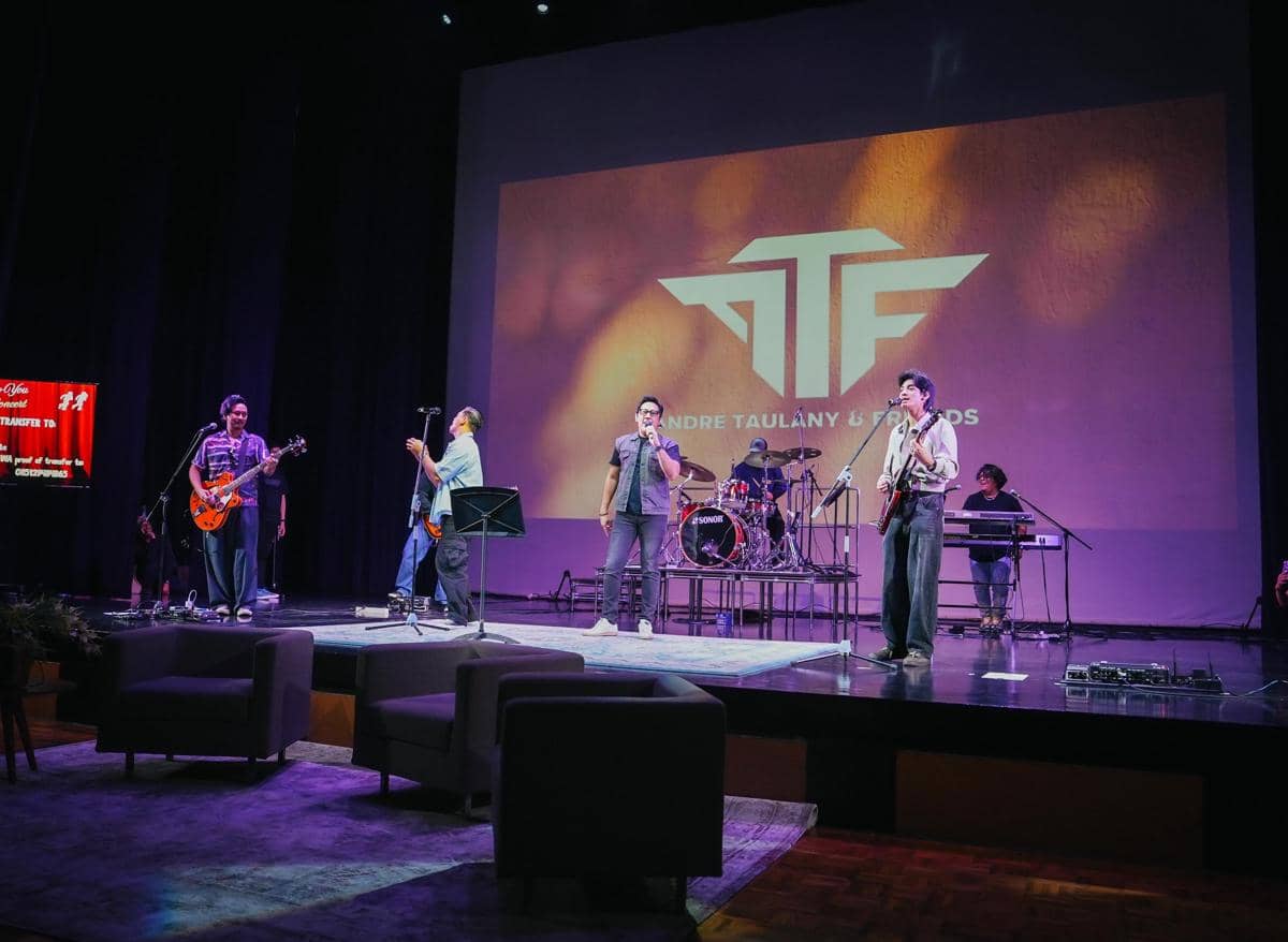 Andre Taulany bersama rekan-rekannya tampil dalam konser amal sekolah Kenzy, seperti dibagikan di akun Instagramnya.