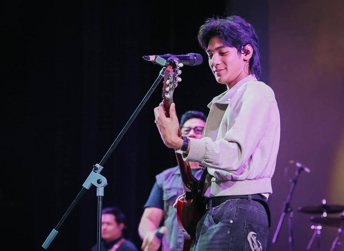 Andre Taulany bersama Friends tampil di panggung dalam acara konser amal untuk sekolah Kenzy yang digelar.
