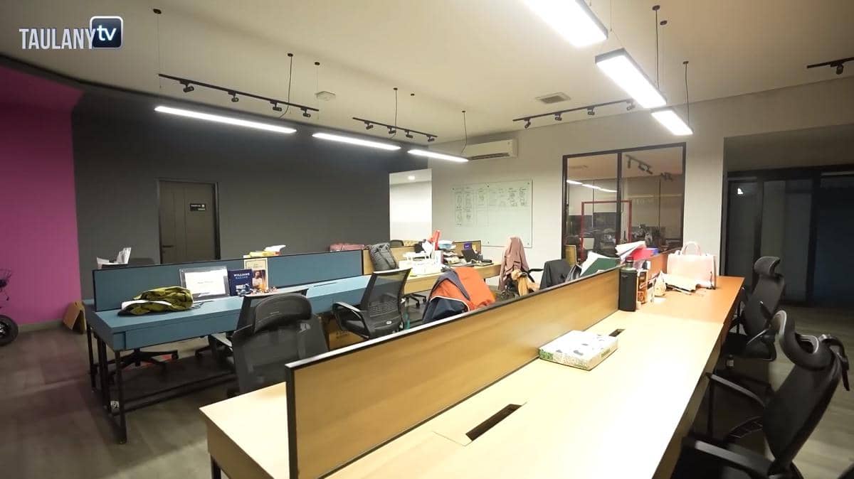 Potret kantor VINDES, bangunan bertingkat dengan papan nama VINDES di bagian depan gedung utama.