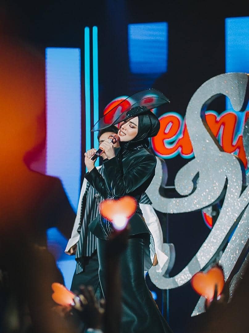 Syahrini menjalani comeback perdana di sebuah acara televisi dalam unggahan akun Instagram @princessyahrini.