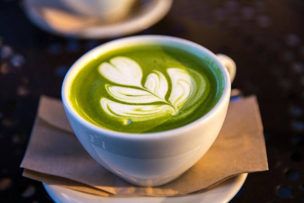 ilustrasi secangkir matcha latte