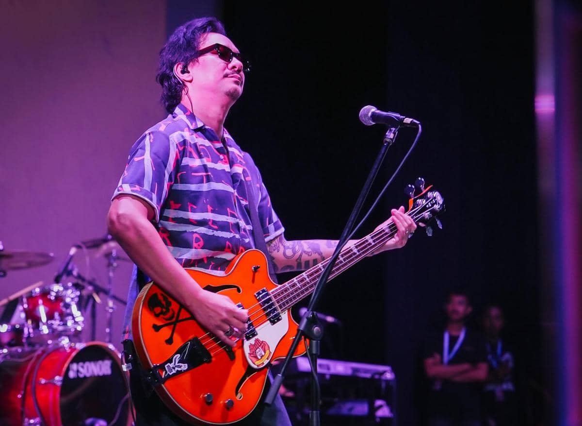 Andre Taulany bersama Friends tampil dalam sebuah konser amal yang digelar untuk mendukung sekolah Kenzy.