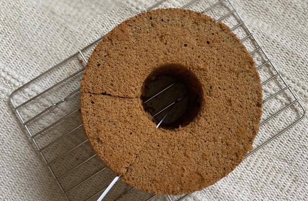 ilustrasi hojicha chiffon cake yang sudah matang