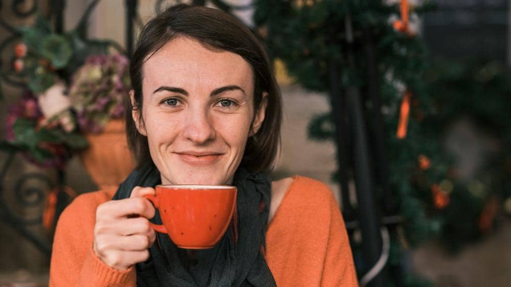 ilustrasi seorang perempuan menikmati secangkir hojicha