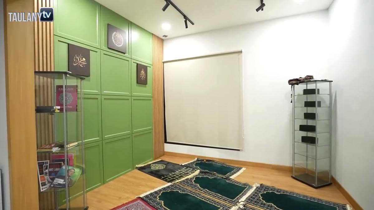 Tampak depan kantor VINDES dengan fasad bangunan dan area sekitarnya, dikutip dari kanal YouTube Taulany TV.