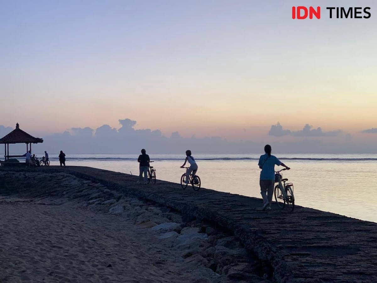 Cycling atau bersepeda menikmati matahari terbit di Nusa Dua, Bali, bisa menjadi pilihan para wisatawan yang menginap di Hotel Novotel Bali 