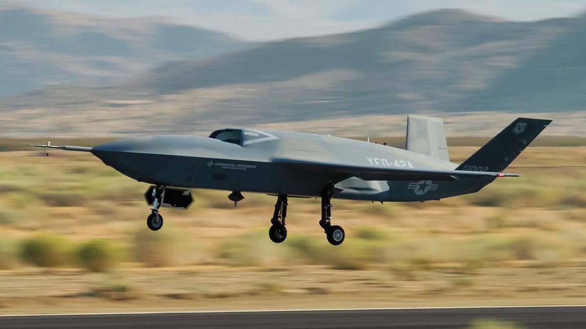 potret drone YFQ-42A yang diperoyeksikan akan berkolaborasi dengan jet tempur berawak dalam sebuah misi tempur di masa depan