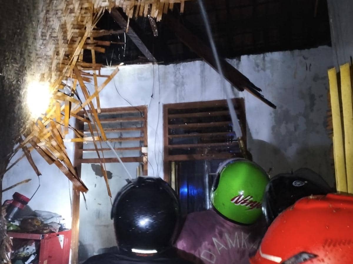 Api membakar ruang mess guru SDN 1 Panunggul di Desa Panunggul, Gegesik, Cirebon, pada malam hari.