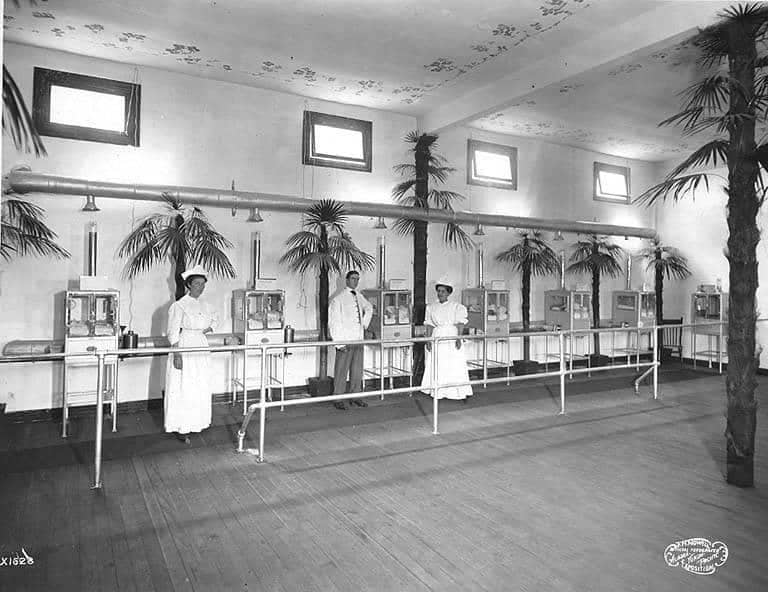 Deretan inkubator bayi di interior pameran Alaska-Yukon-Pacific Exposition, Seattle, Washington, tahun 1909.
