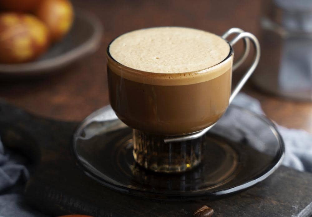 ilustrasi secangkir hojicha latte hangat
