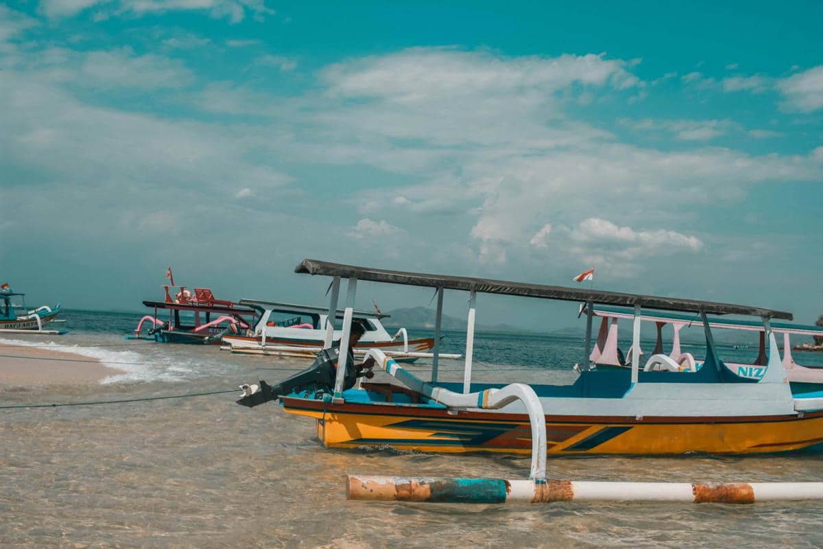 ilustrasi perahu untuk menjelajah gili