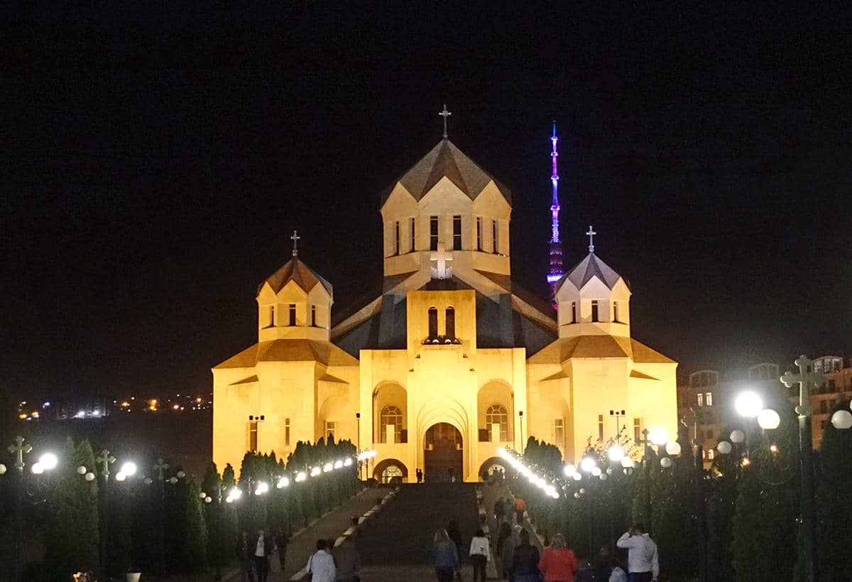 potret Katedral Yerevan di malam hari