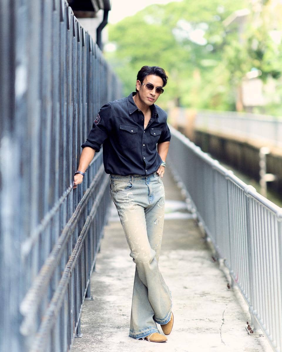 OOTD Pakai Sepatu Suede Cokelat ala Great Warintorn