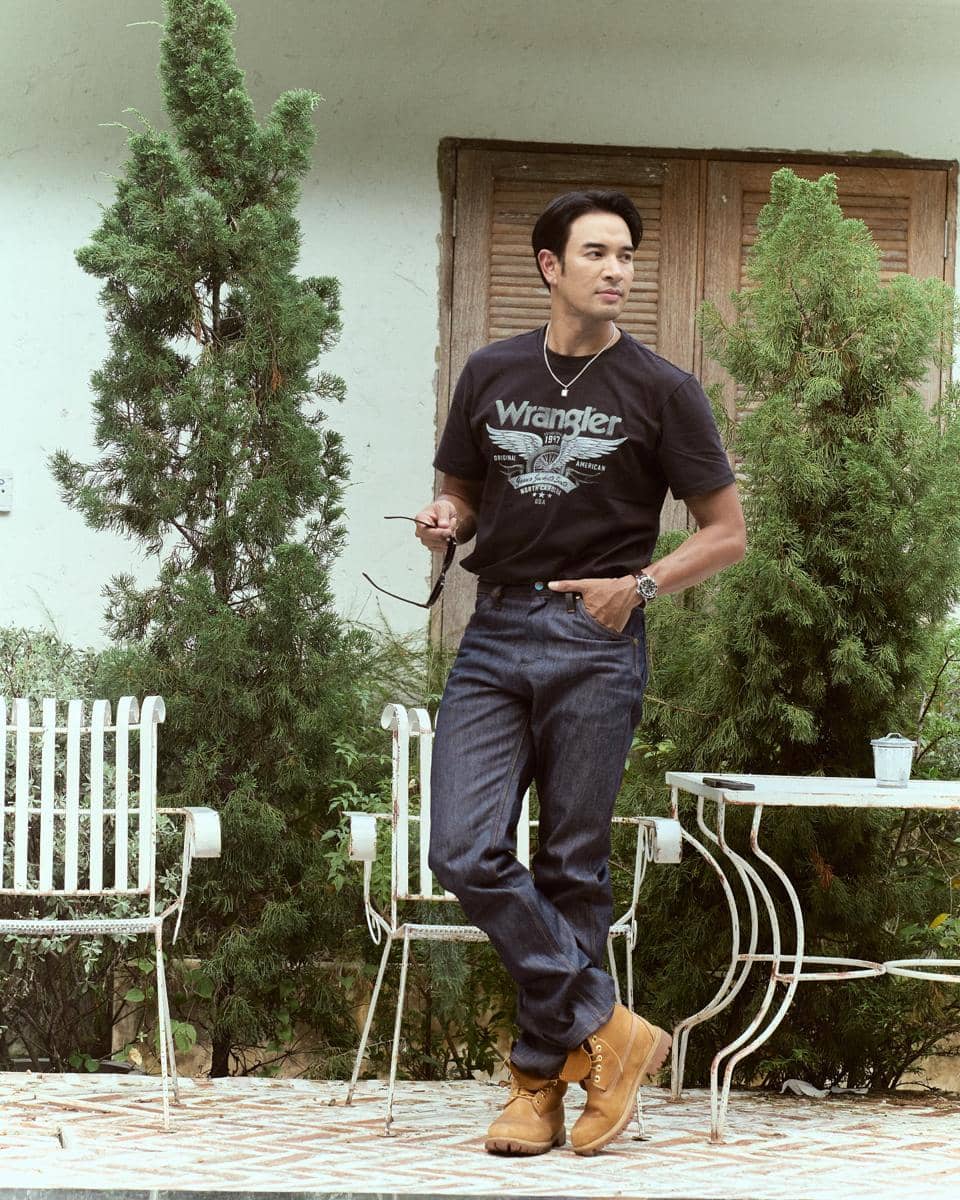 OOTD Pakai Sepatu Suede Cokelat ala Great Warintorn