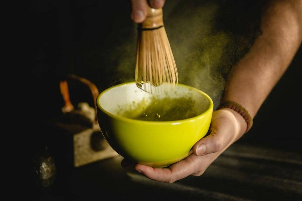 ilustrasi bubuk matcha yang sedang dikocok