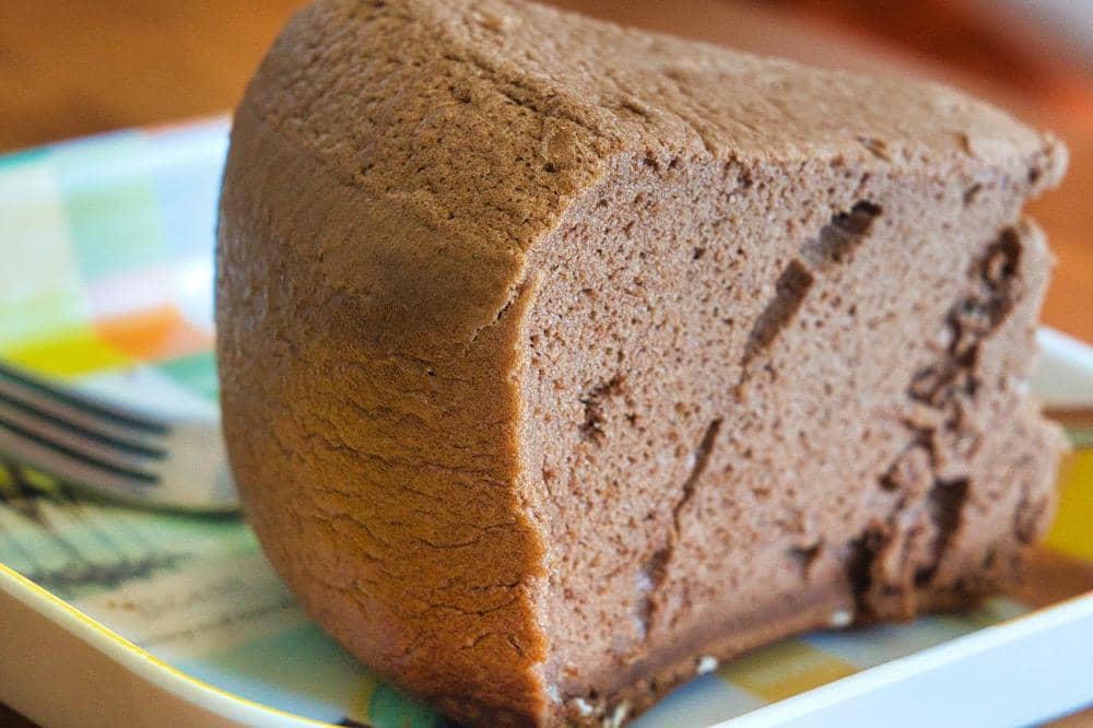ilustrasi sepotong hojicha chiffon cake