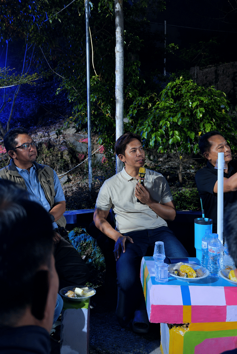 Bupati Lampung Selatan Radityo Egi berada di tengah warga saat mengunjungi Desa Helau, Kecamatan Bakauheni.
