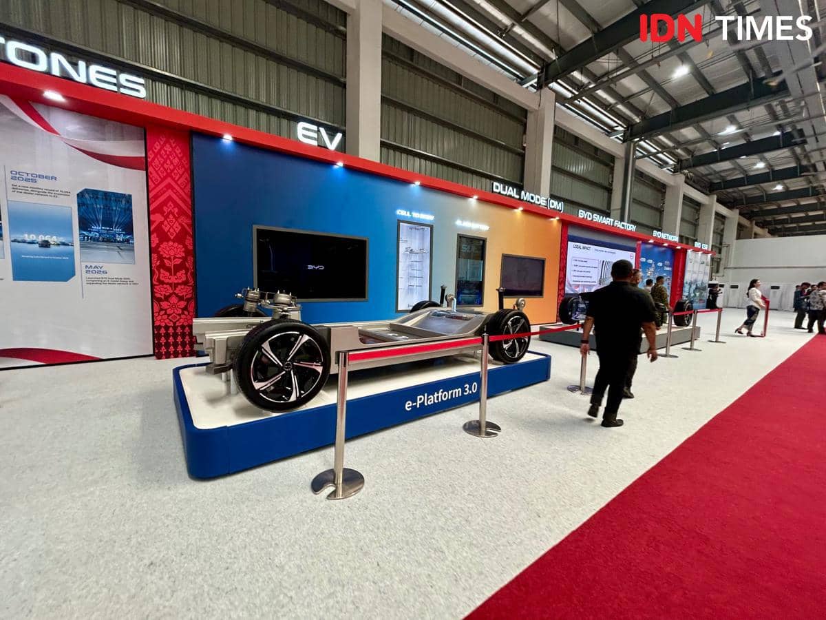 Berbagai teknologi BYD dipamerkan di area pameran, memperlihatkan inovasi kendaraan listrik dan fitur pendukungnya.