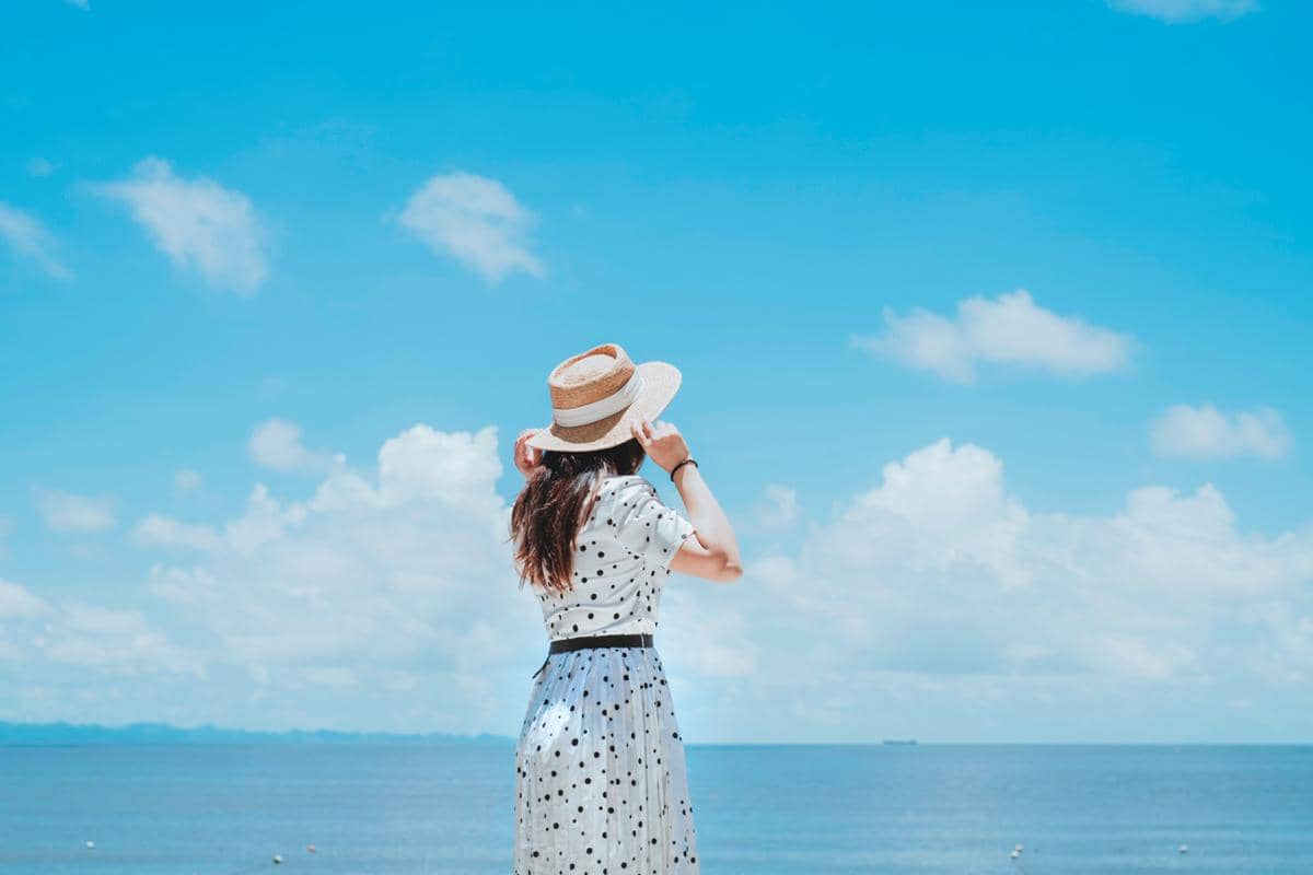 ilustrasi outfit untuk menikmati suasana pantai 