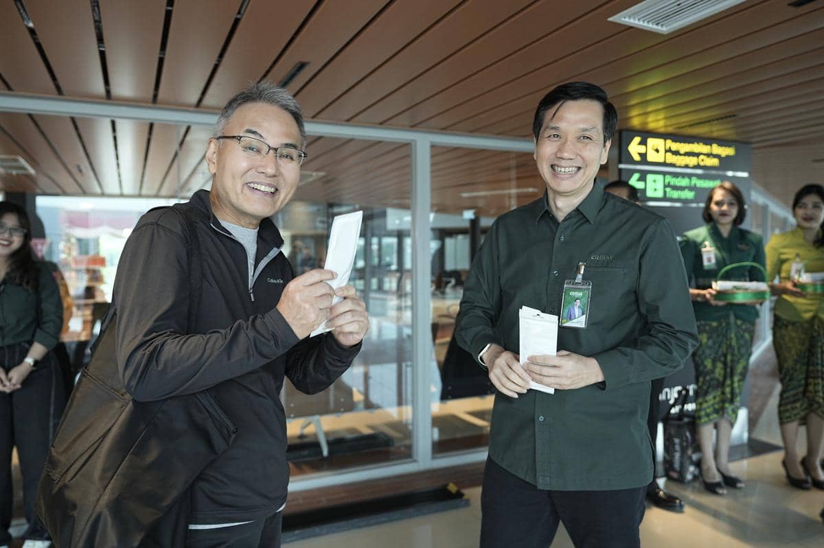 Penumpang di Bandara Soekarno-Hatta menerima hadiah dari Citilink dalam peringatan Hari Pelanggan Nasional.