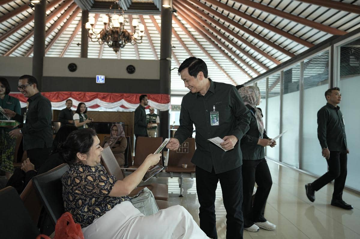Hari Pelanggan Nasional, Penumpang di Bandara Soetta Dapat Cendera Mata