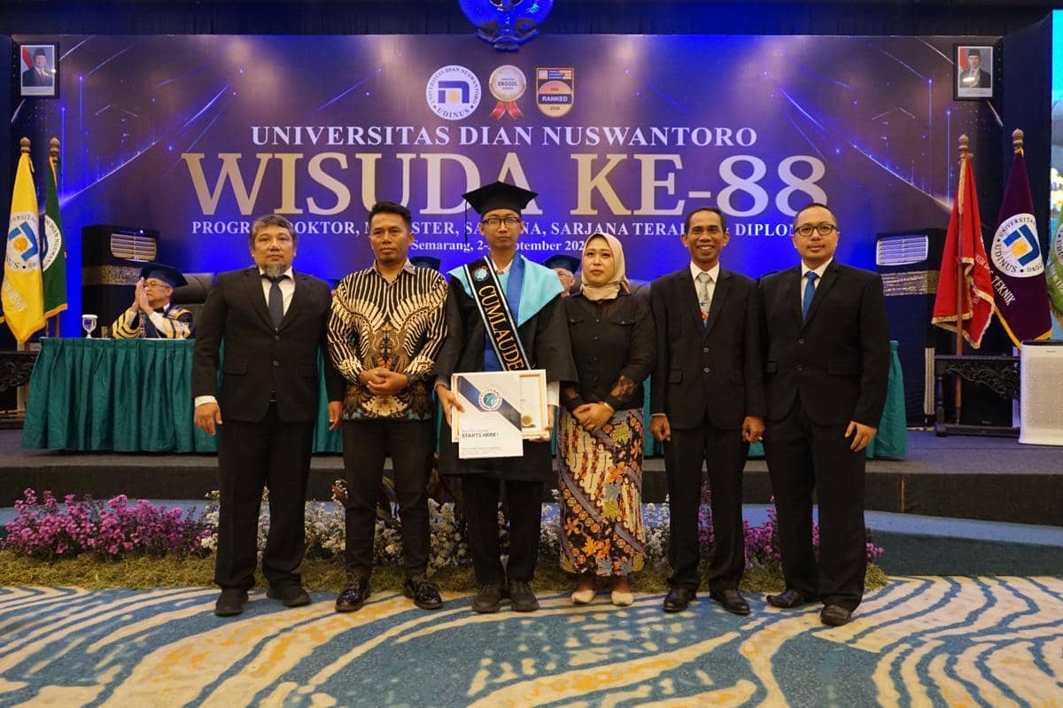 Rektor Udinus Prof Pulung Nurtantio Andono berfoto bersama Rektor Polibes Salatiga dalam acara resmi.