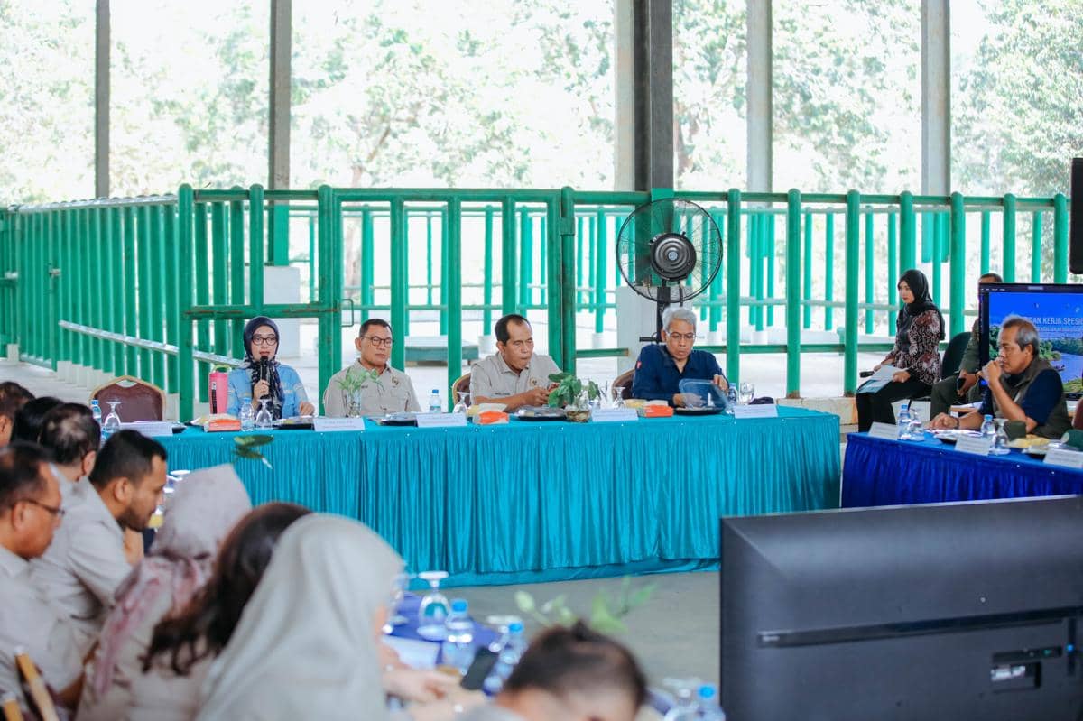 Rombongan Komisi IV DPR RI dan Pemerintah Provinsi Lampung berkunjung ke Taman Nasional Way Kambas di Lampung Timur.