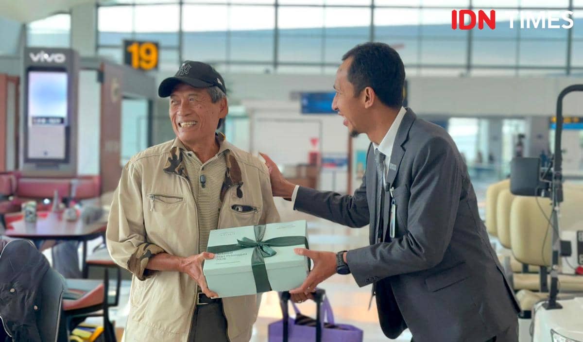 Penumpang menerima hadiah dalam peringatan Hari Pelanggan Nasional di Bandara Soekarno-Hatta, Tangerang.