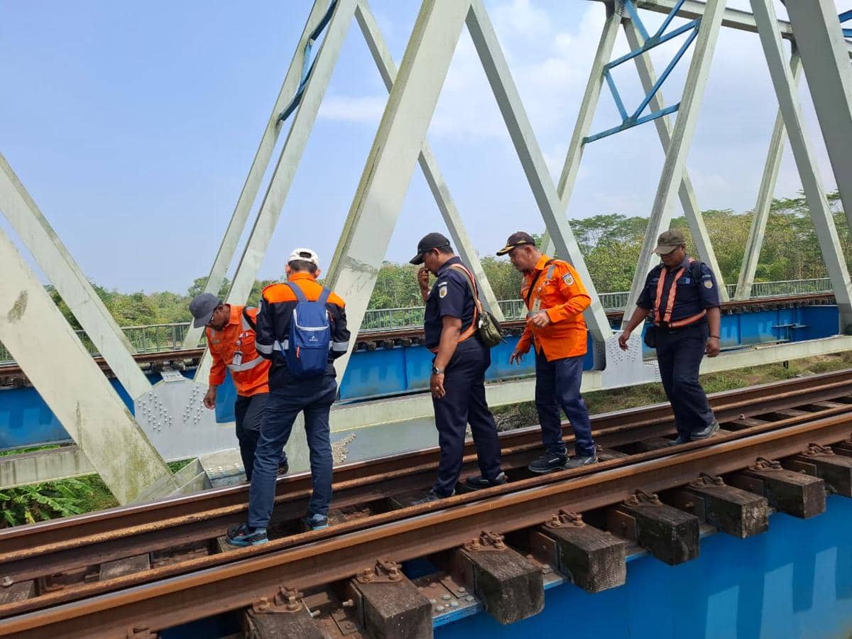 Petugas KAI memeriksa jalur rel di wilayah DAOP 5 Purwokerto setelah gempa magnitudo 5,4 berpusat di Cilacap.