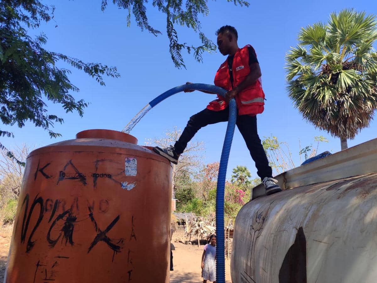PMI Salurkan 20 Ribu Liter Air Bersih untuk Warga Nagekeo