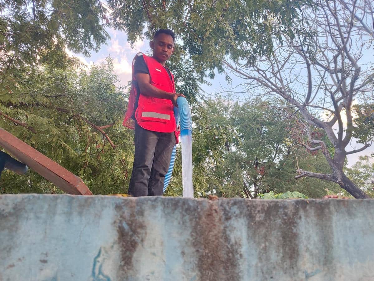 PMI salurkan 20.000 liter air bersih untuk penyintas gempa di Nagekeo. 