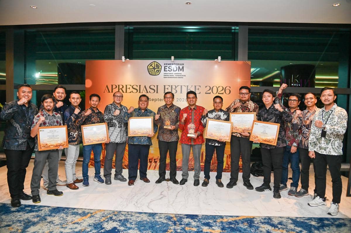 Jajaran PLN IP Semarang berpose bersama sambil memegang piagam usai meraih penghargaan dalam sesi foto.