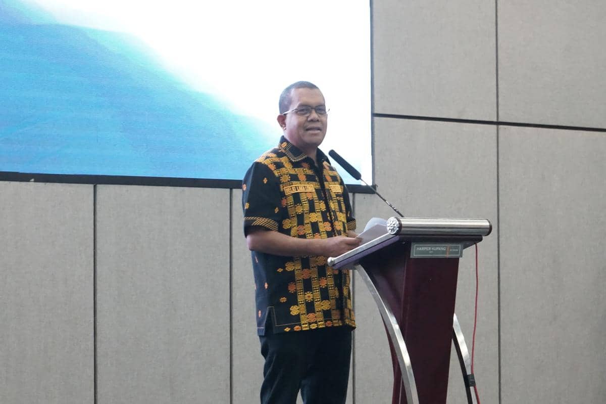 Gubernur NTT Melki Laka Lena usai mengikuti rapat koordinasi pemulihan ekonomi pascagempa Flores di NTT.
