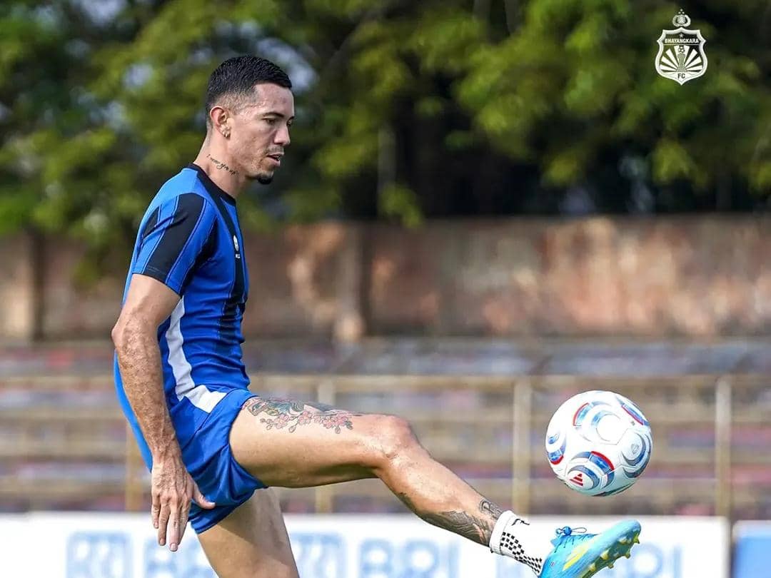 Jefferson Brenes berlatih bersama para pemain Bhayangkara Presisi Lampung FC dalam sesi latihan tim di lapangan.