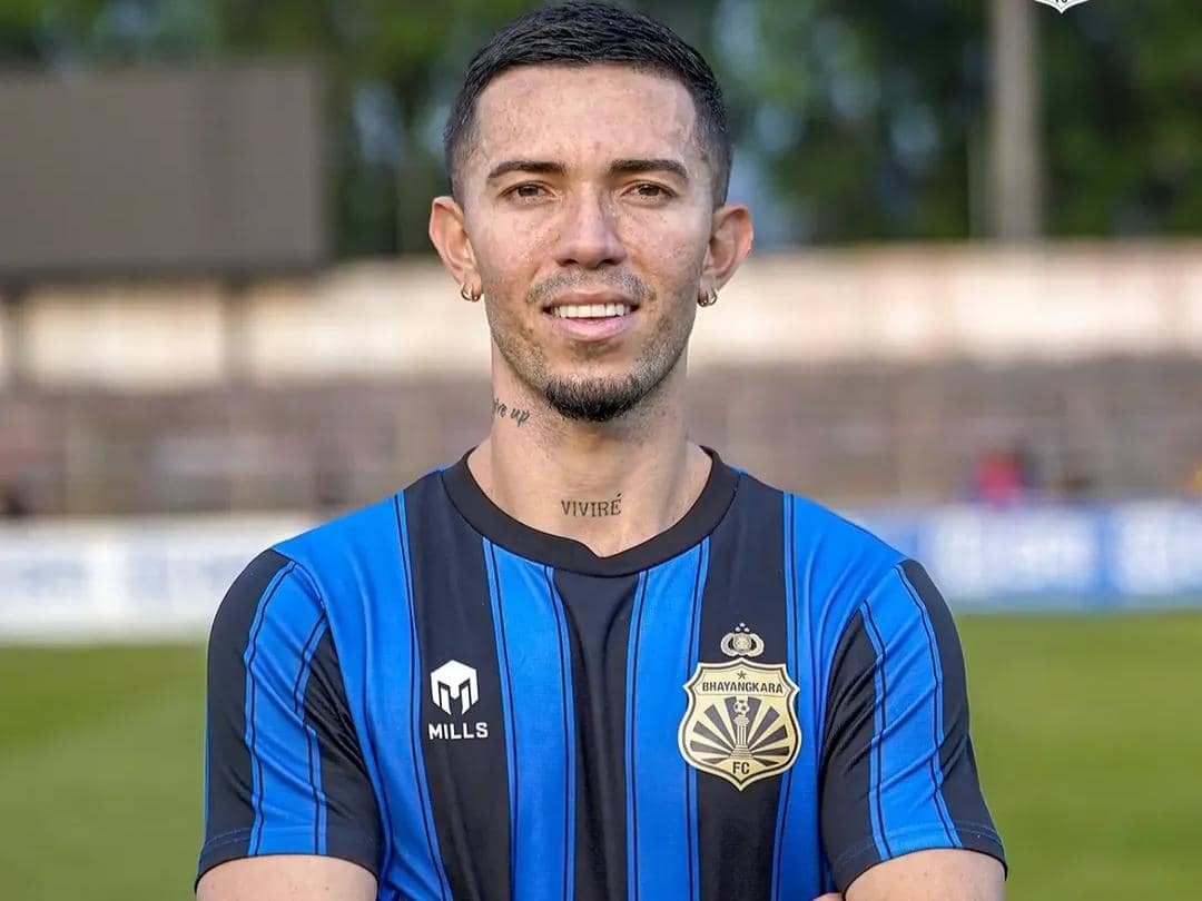 Jefferson Brenes menjalani sesi latihan bersama skuad Bhayangkara Presisi Lampung FC di lapangan sepak bola.
