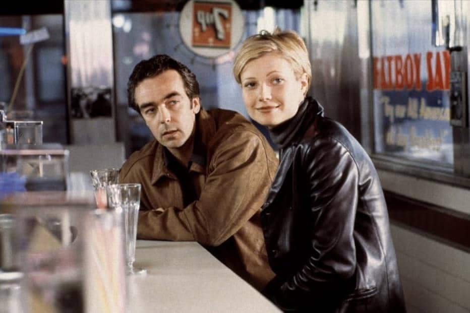 Cuplikan adegan dalam film Sliding Doors produksi Paramount Pictures, memperlihatkan salah satu momen cerita film tersebut.
