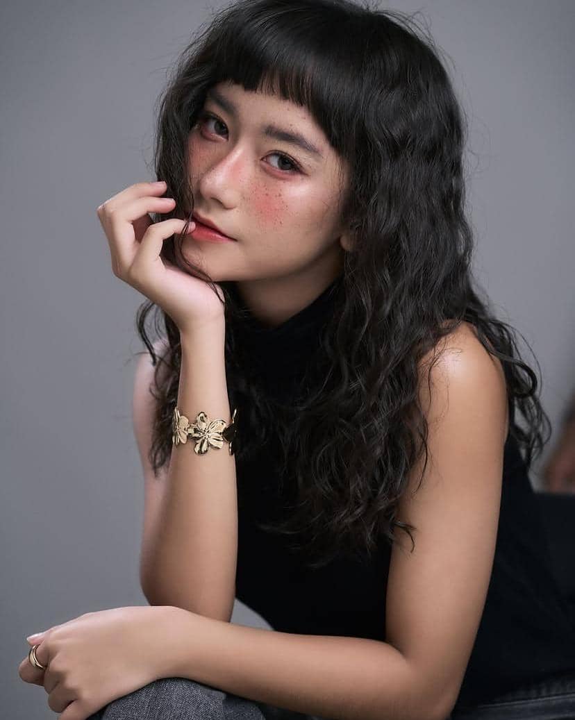 Freya JKT48 menatap kamera dalam potret close-up yang diunggah melalui akun Instagram @jkt48.freya.