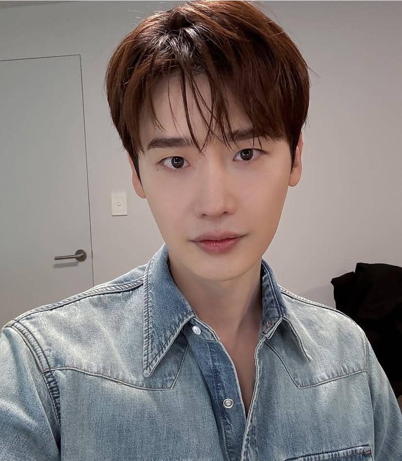 Potret Lee Jong Suk yang dibagikan melalui akun Instagram @jongsuk0206, dengan wajahnya menghadap ke arah kamera.