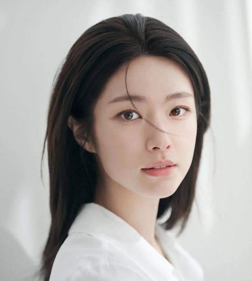 Potret Ha Young dari unggahan Instagram, dengan wajah menghadap kamera dan ekspresi tenang berlatar sederhana.