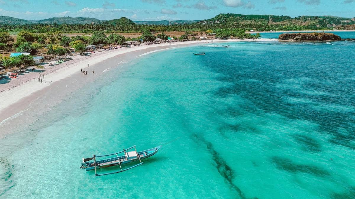ilustrasi pasir putih dan air laut jernih di Lombok 