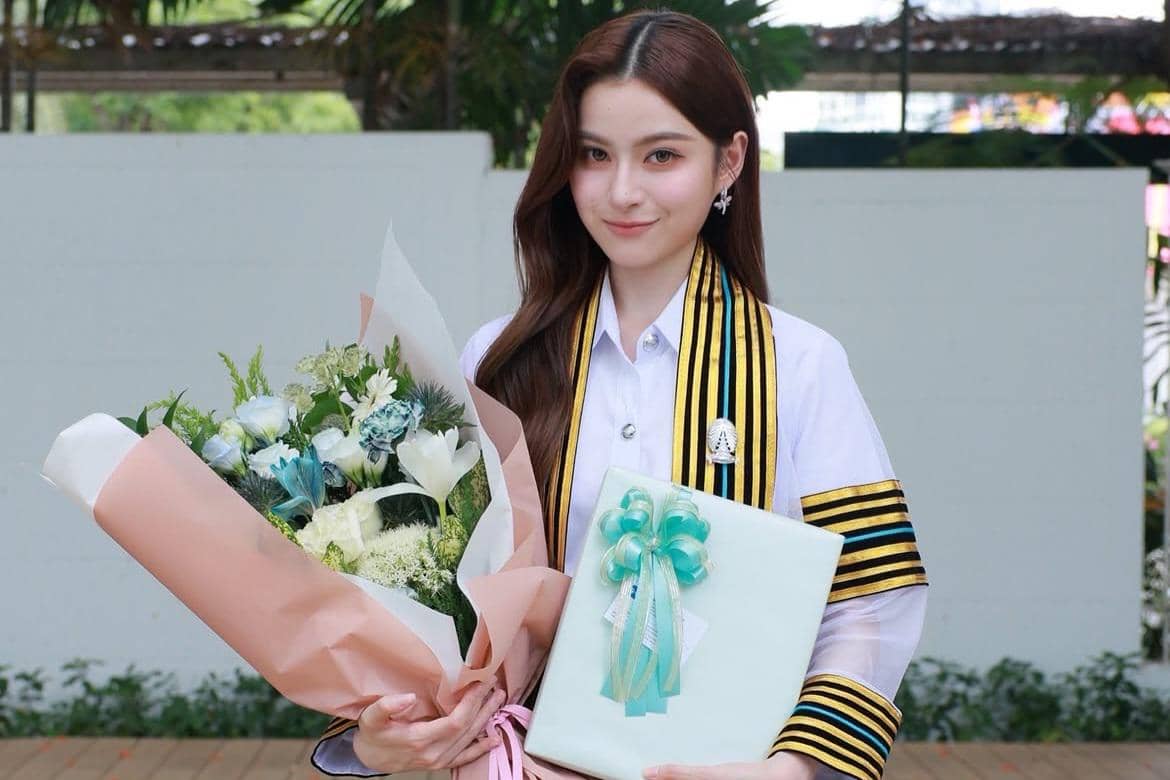 Prim Chanikarn Lulus dari Chulalongkorn University, Dihadiri Artis GMMTV