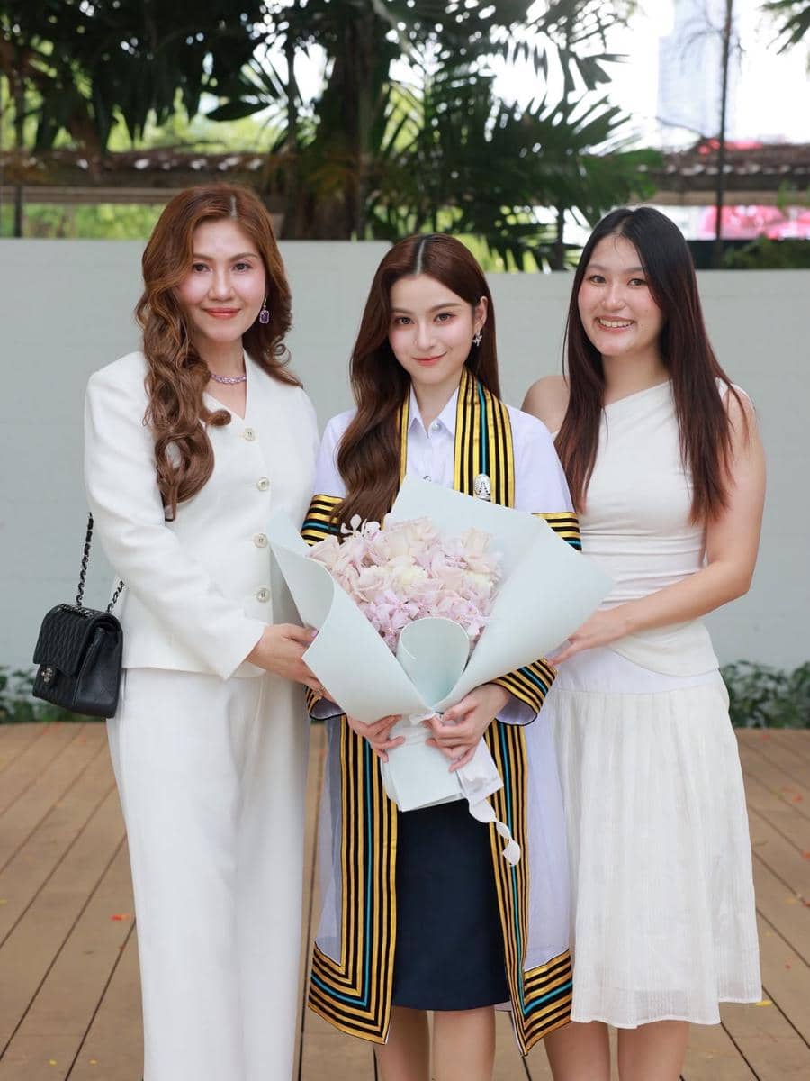 momen kelulusan Prim Chanikarn dari Chulalongkorn University