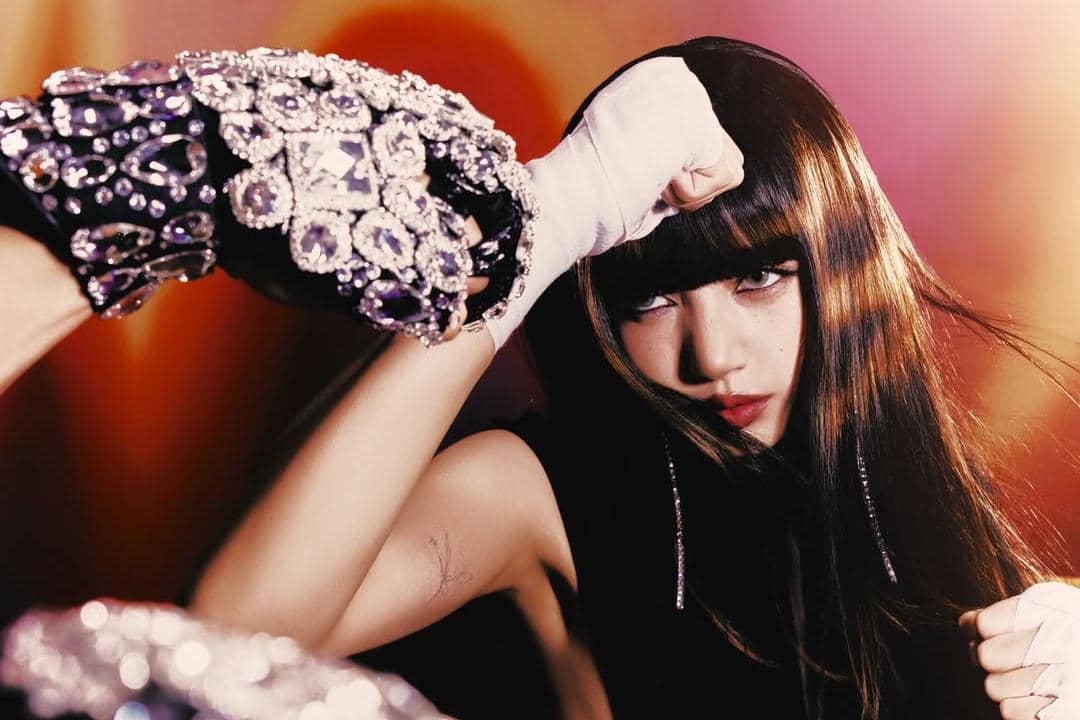 Lisa BLACKPINK tampil dalam materi promosi single SaWaDiKa terbarunya di unggahan Instagram @lalalalisa_m.