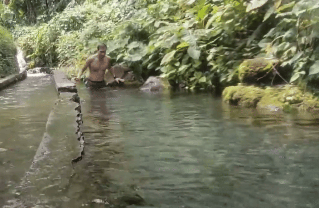 Suasana di pemandian alami Petung Natural Water.