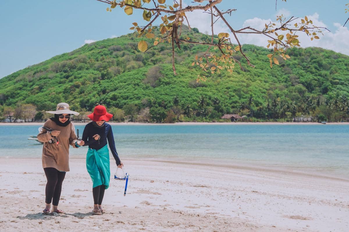 ilustrasi menikmati suasana pantai 