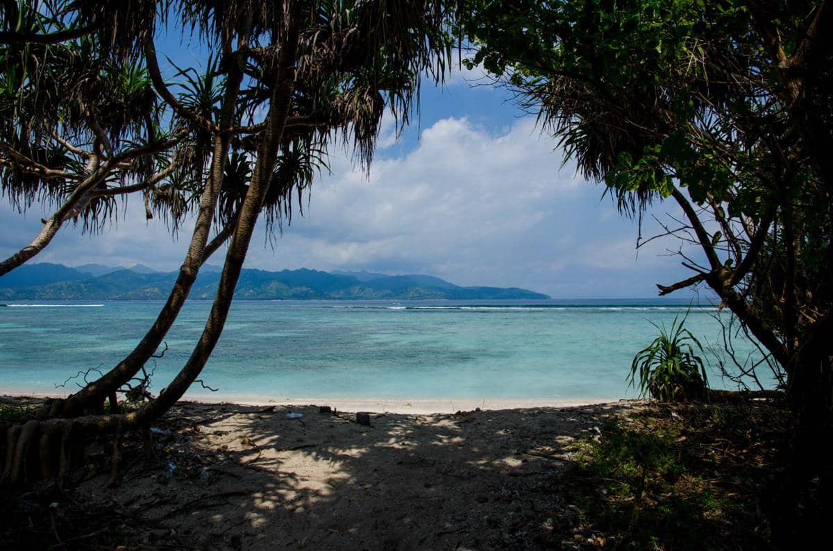 ilustrasi pasir putih dan air laut jernih