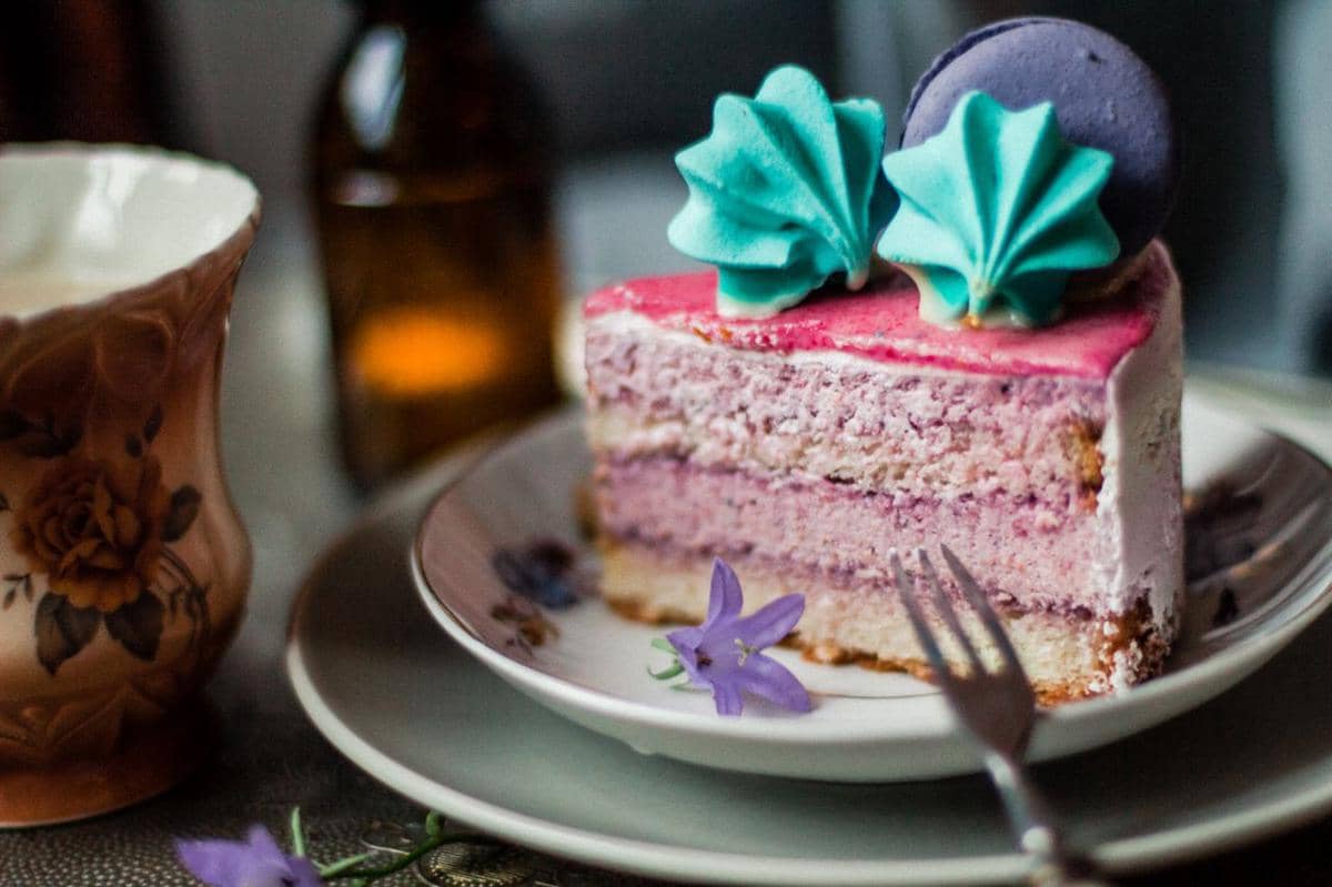 ilustrasi sajian kue talas lapis kukus 