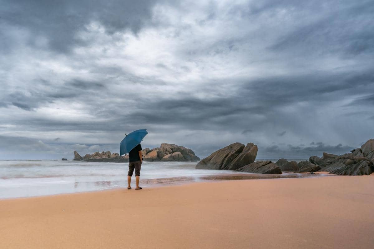 ilustrasi cuaca mendung di pantai